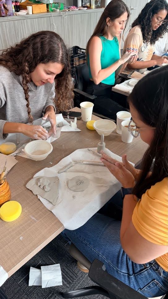 Participantes creando con arcilla