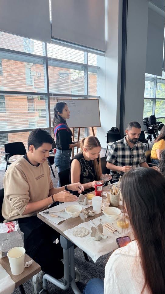 Equipo durante una experiencia artística